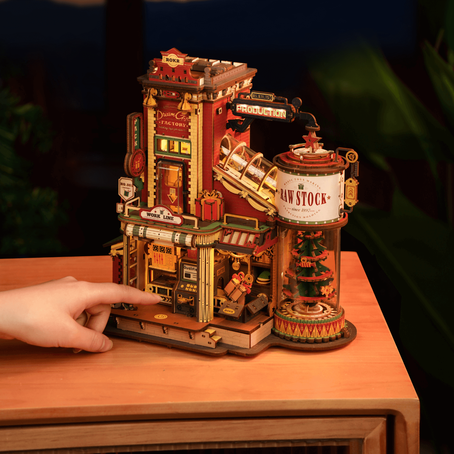 magicholz-miniaturhaus-dream-gift-factory-weihnachten-mit-licht image 3