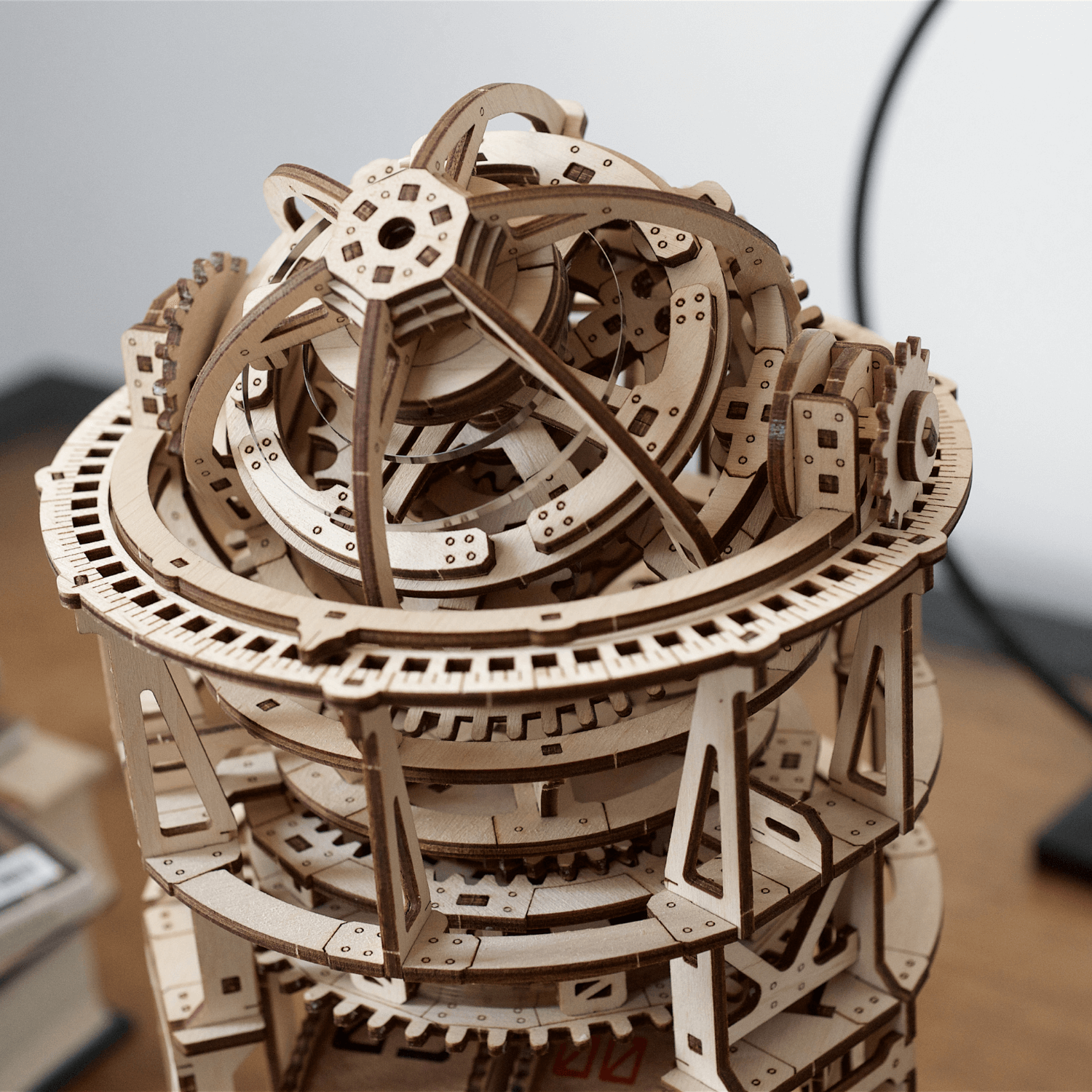 magicholz-mechanischer-bausatz-tourbillon-tischuhr-sternengucker image 4