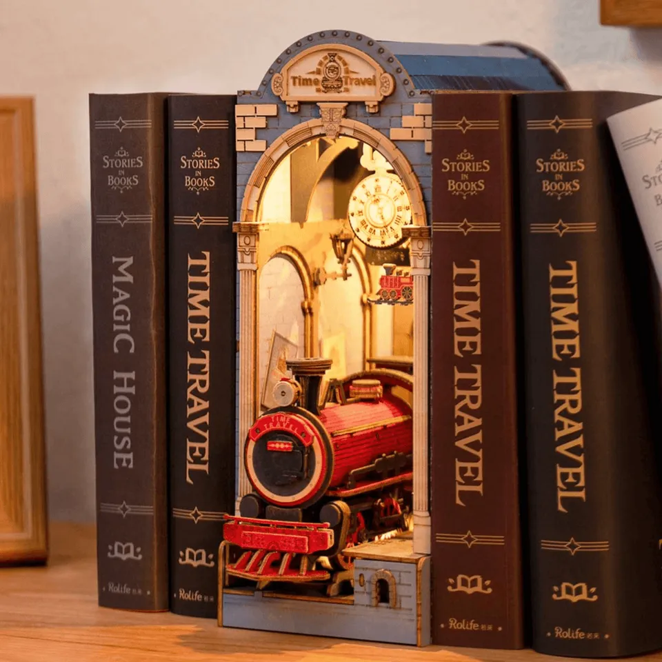 magicholz-miniaturhaus-zeitreise-rolife-diorama-book-nook-bahnhof image 1