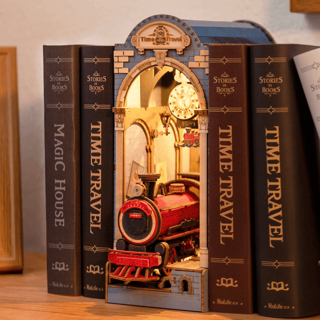 magicholz-miniaturhaus-zeitreise-rolife-diorama-book-nook-bahnhof image 1