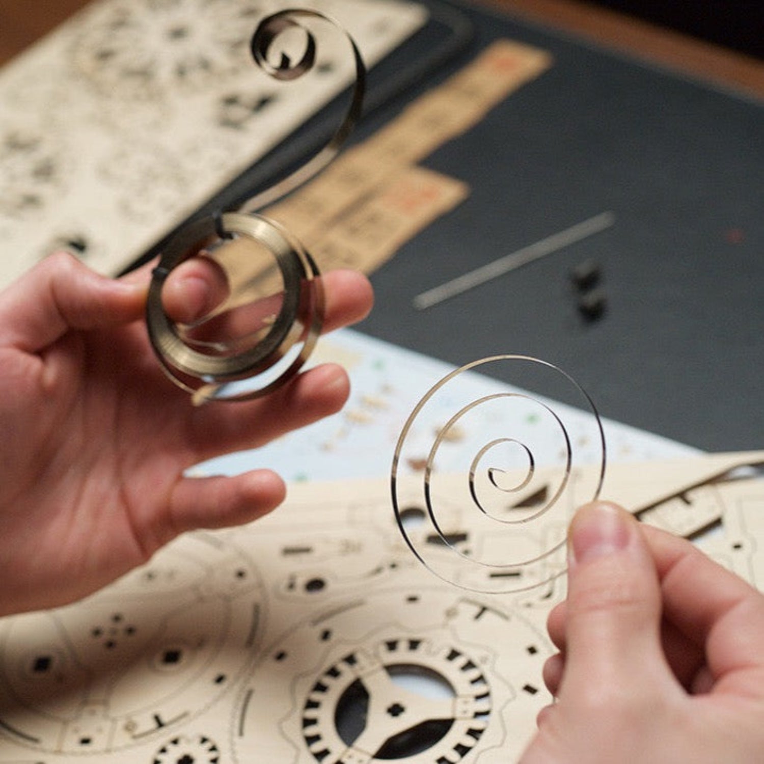 magicholz-mechanischer-bausatz-tourbillon-tischuhr-sternengucker image 5