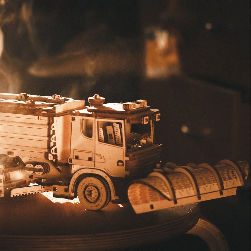 magicholz-mechanischer-bausatz-lkw-schneer-umer-holzmodell image 1