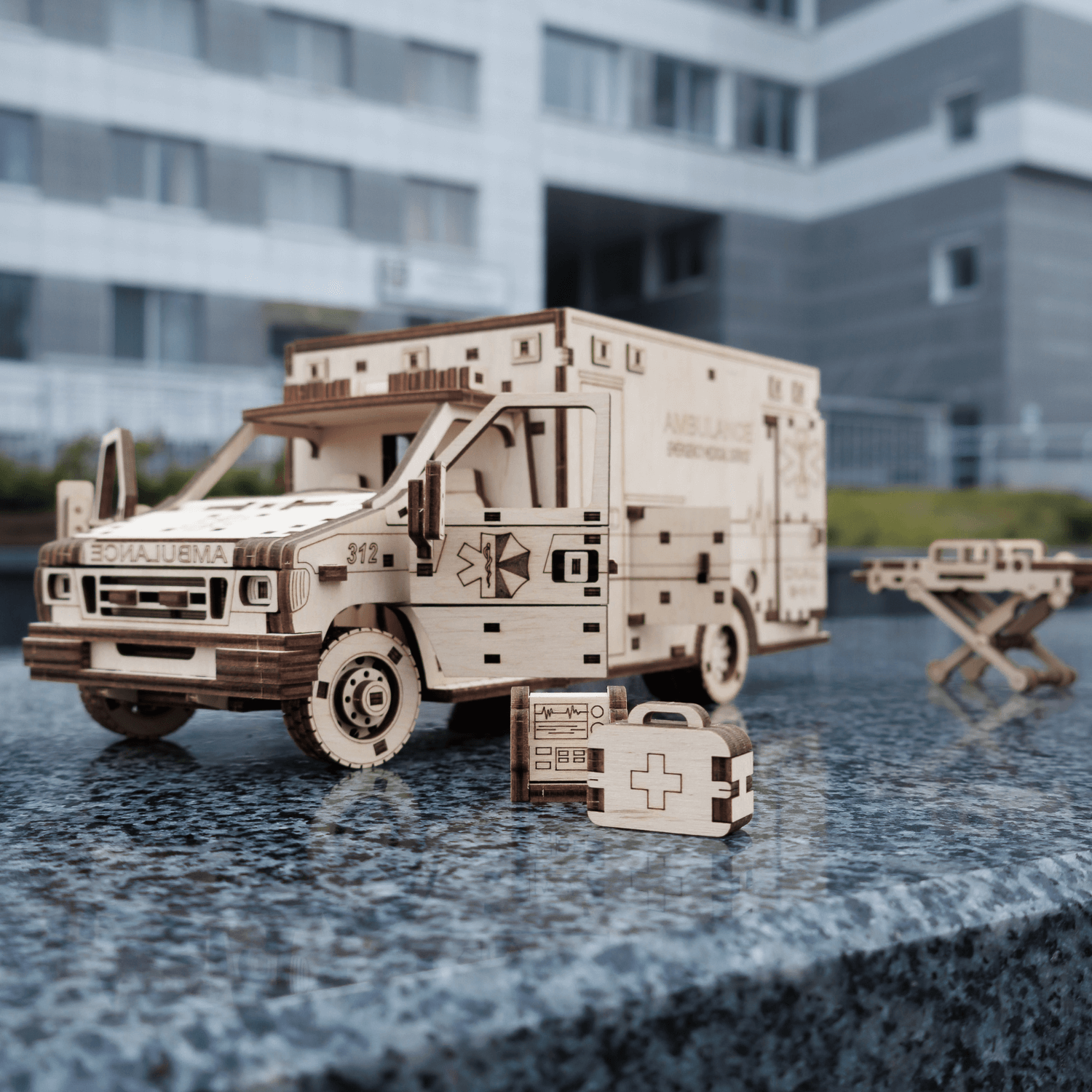 magicholz-krankenwagen-mechanischer-bausatz-holzmodell-fahrzeug image 1