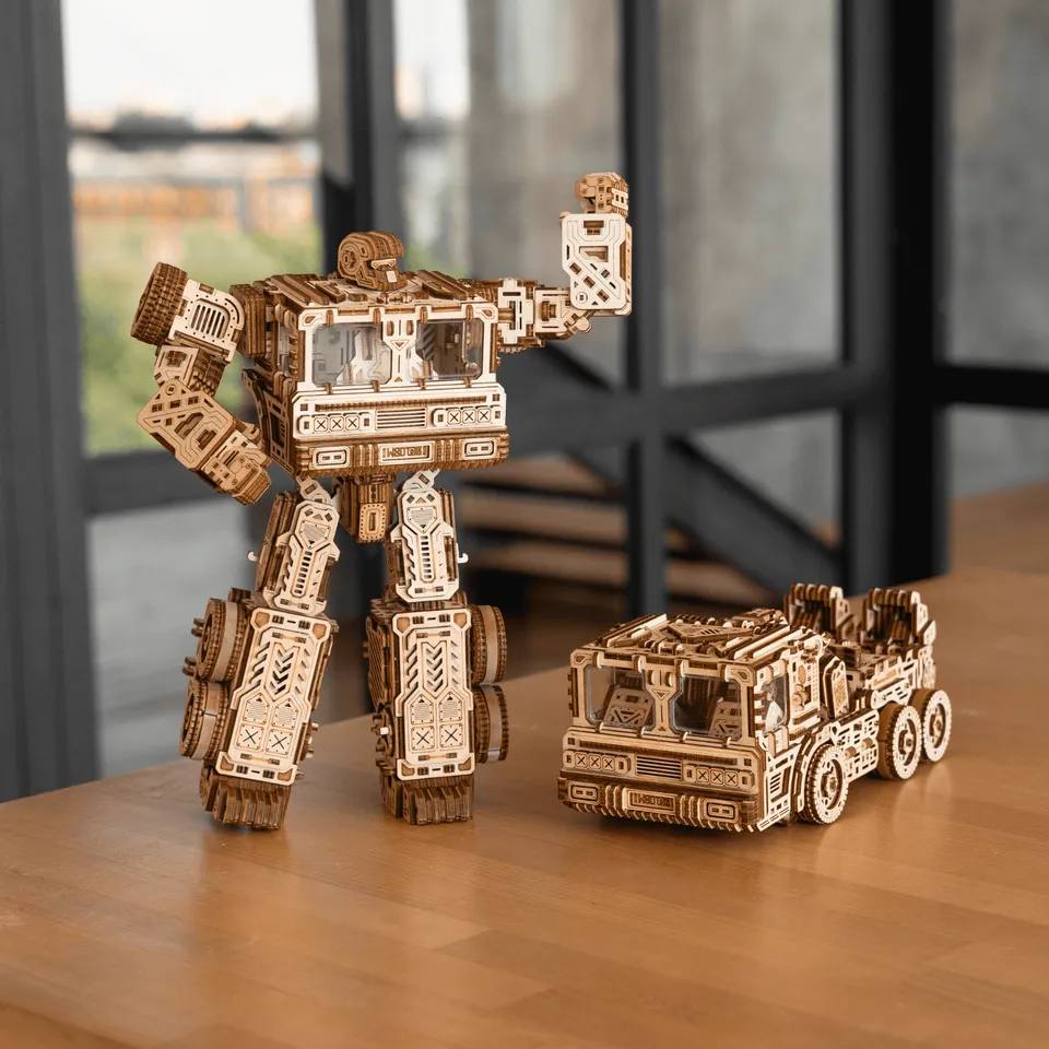 magicholz-timbertron-ultima-transformer-holzmodell-roboter-truck-1200-teile image 1