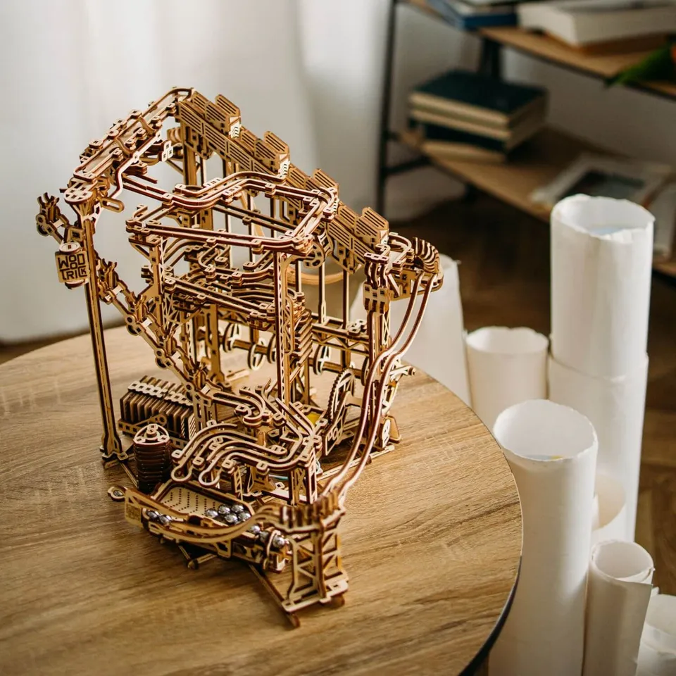 magicholz-bausatz-spiral-murmelbahn-elektrisch-558-teile image 1