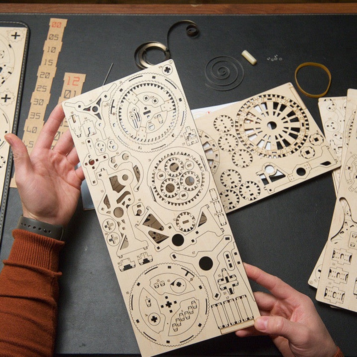 magicholz-mechanischer-bausatz-tourbillon-tischuhr-sternengucker image 6