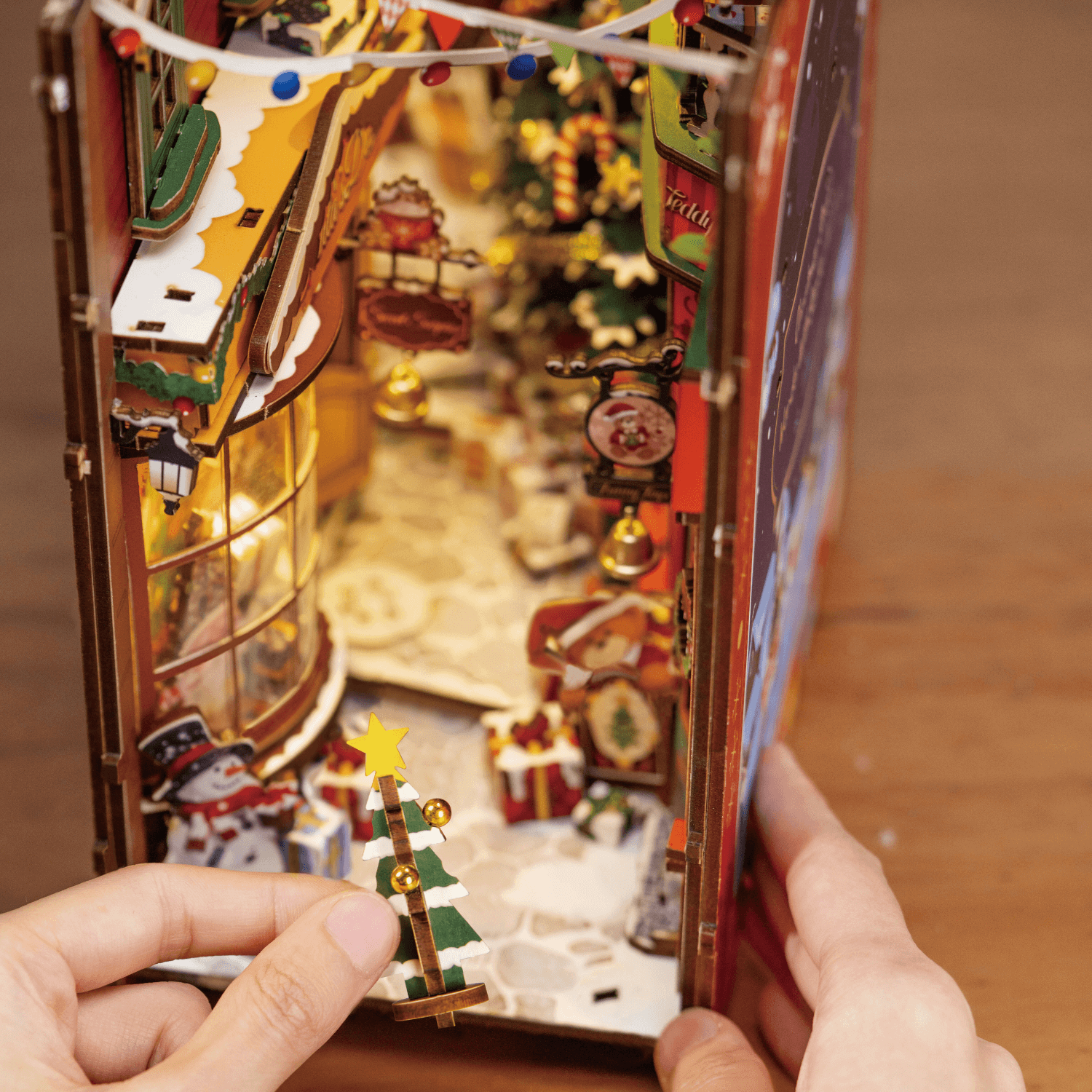 magicholz-book-nook-weihnachtliche-stra-enkulisse-diorama-mit-licht image 2