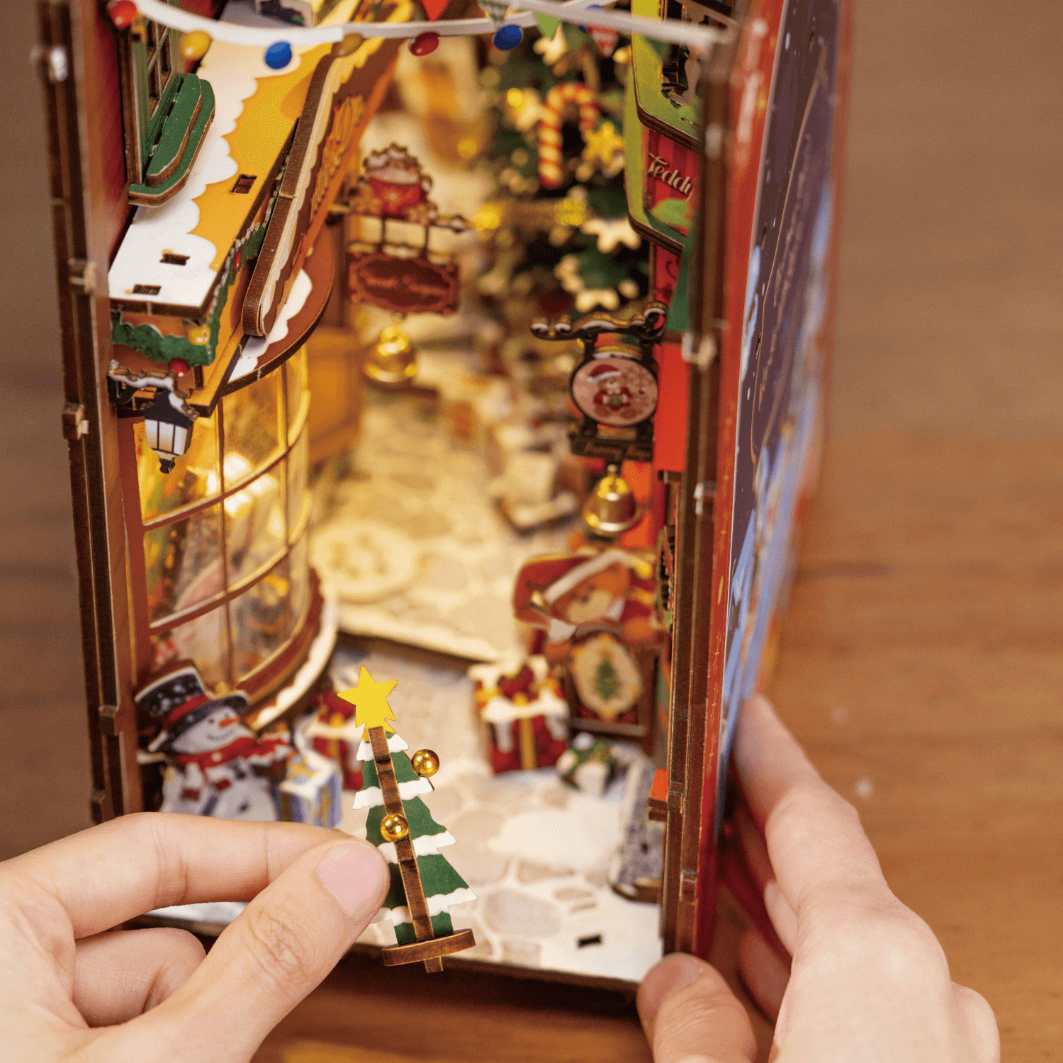 magicholz-book-nook-christmas-indoor-scene-weihnachtsdeko-holz image 5