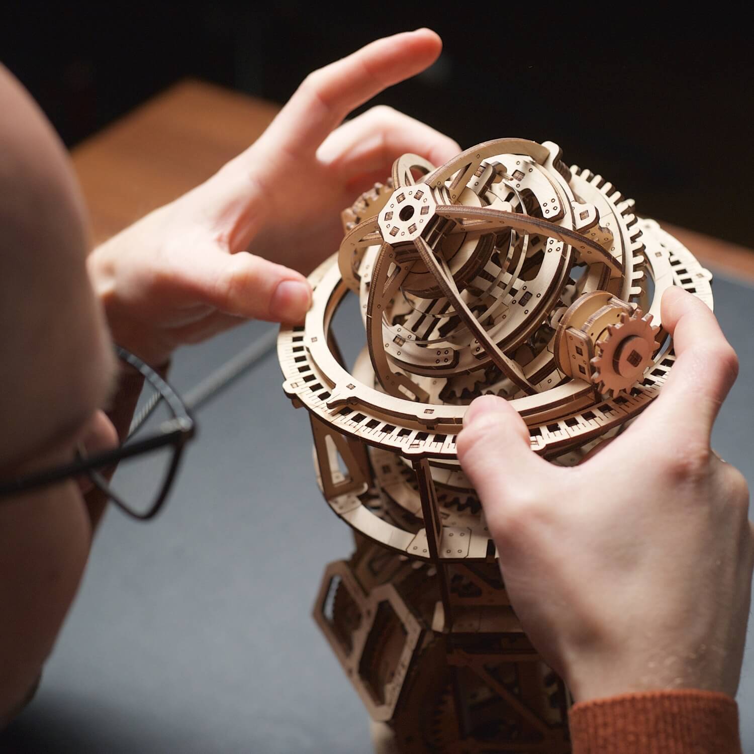 magicholz-mechanischer-bausatz-tourbillon-tischuhr-sternengucker image 2