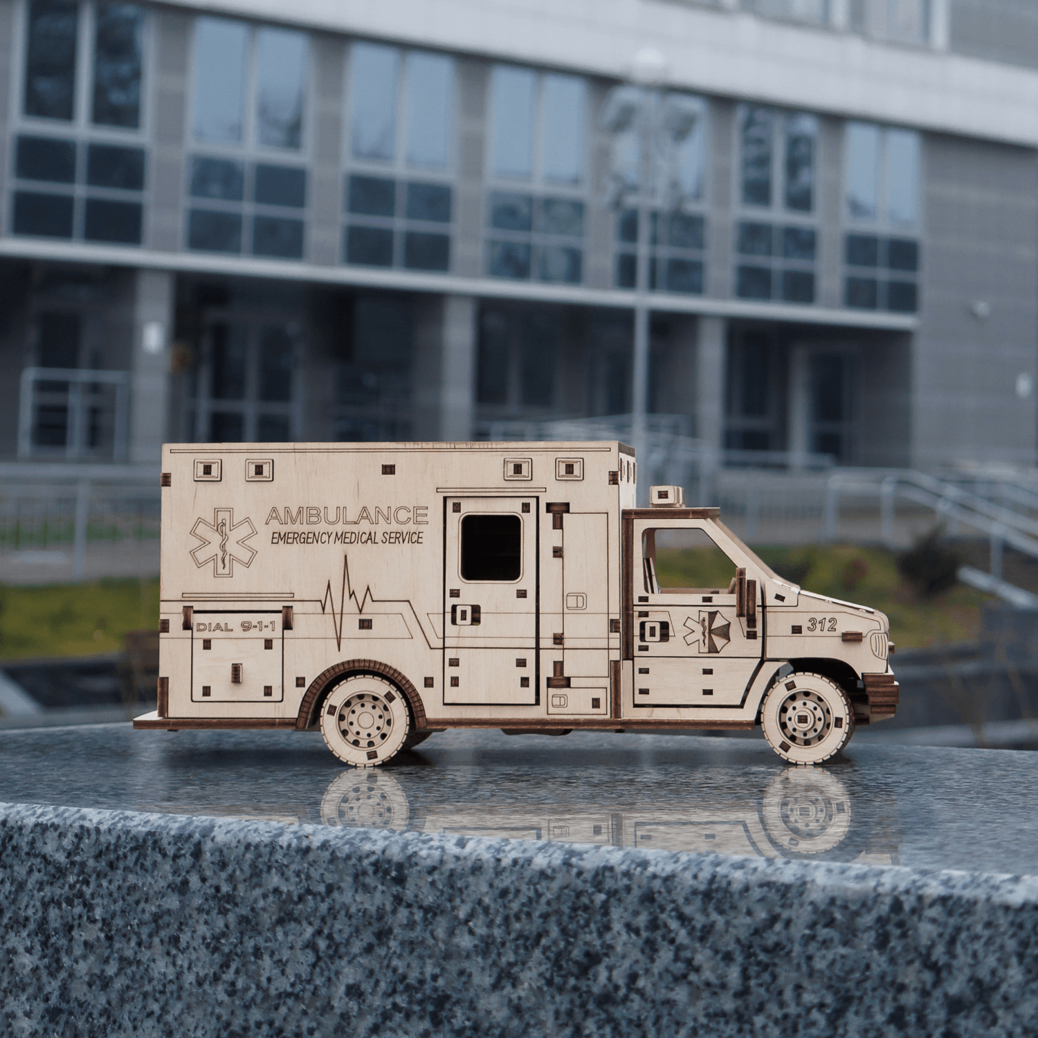magicholz-krankenwagen-mechanischer-bausatz-holzmodell-fahrzeug image 3