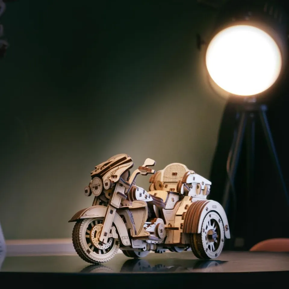 magicholz-mechanischer-bausatz-trike-motorrad-holzmodell image 1