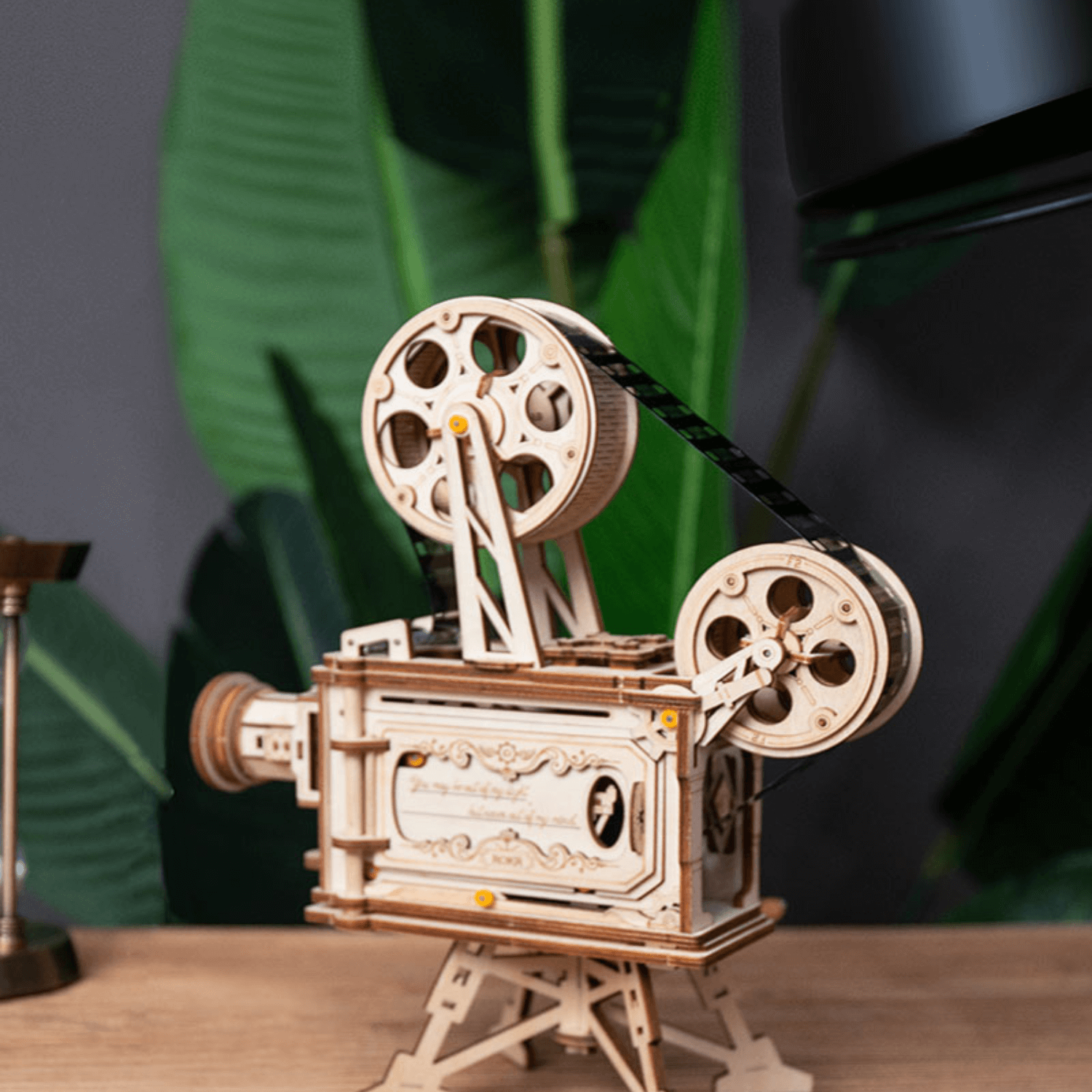 magicholz-vitascope-filmprojektor-holzbausatz-mit-handkurbel image 5