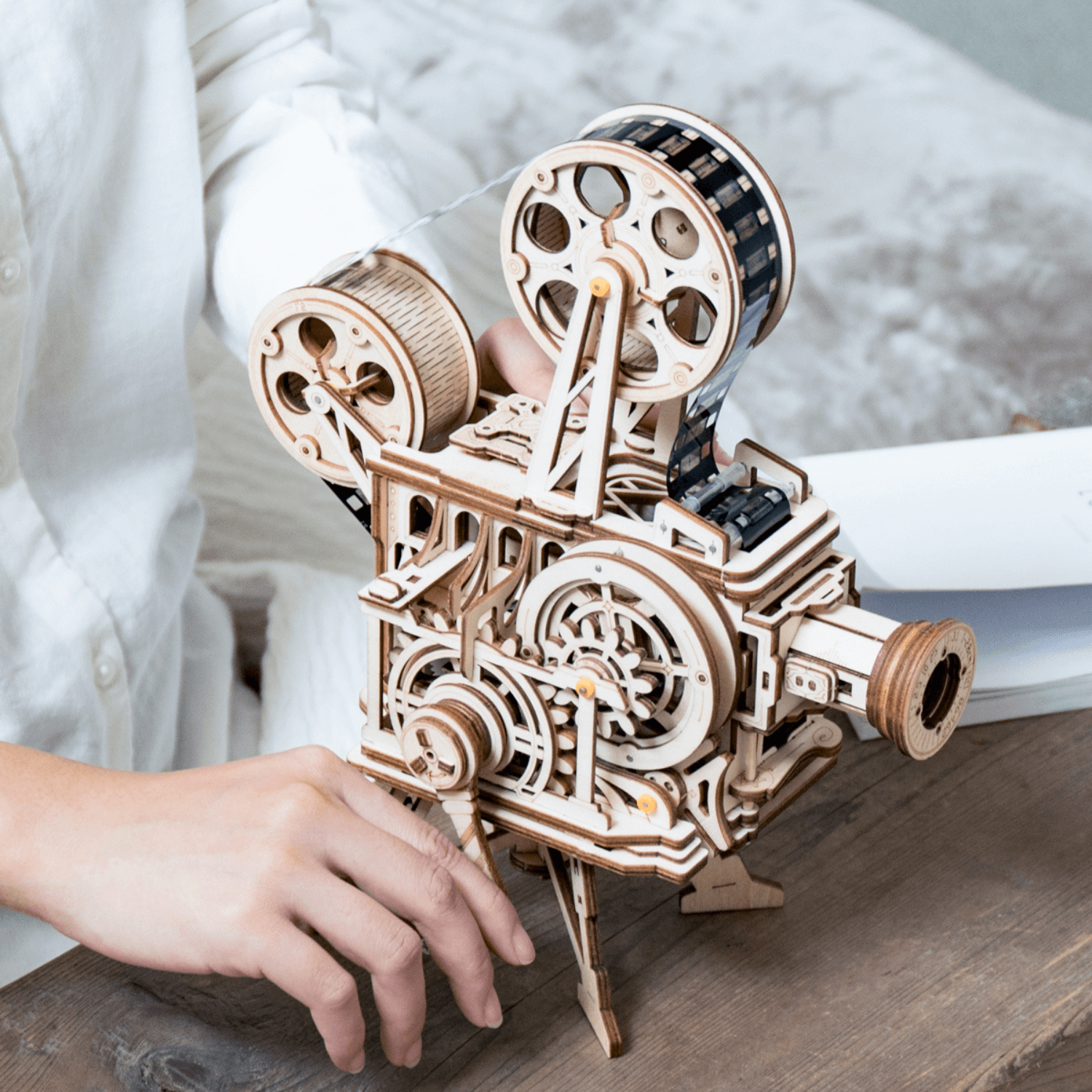 magicholz-vitascope-filmprojektor-holzbausatz-mit-handkurbel image 3