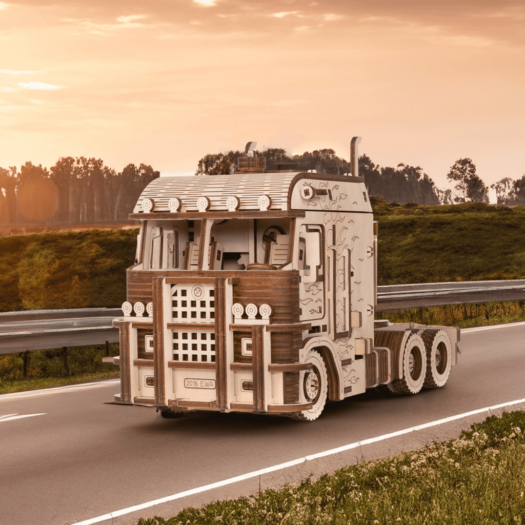magicholz-mechanischer-bausatz-road-king-lkw-mit-auflieger-holz image 1