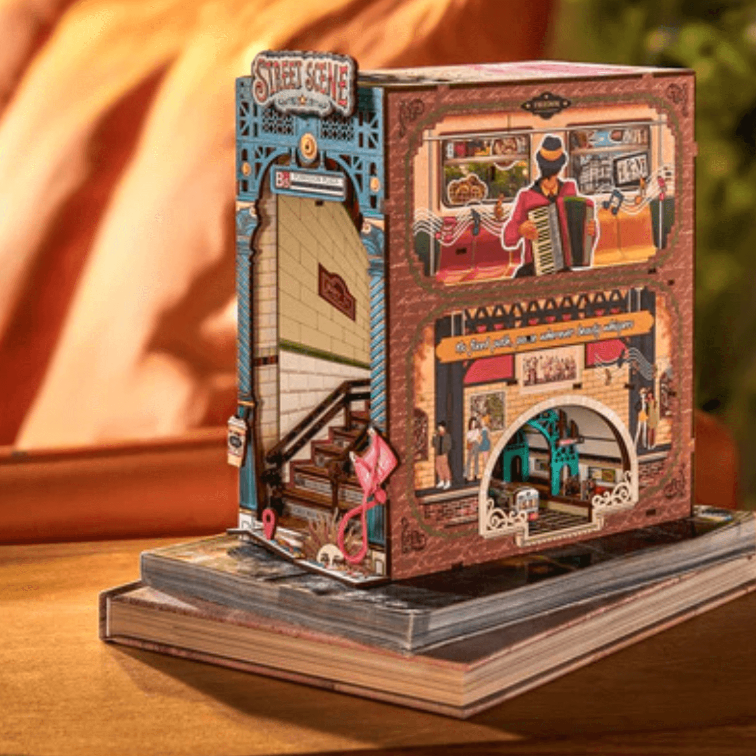 magicholz-miniaturhaus-street-scene-book-nook-mit-licht-246-teile image 3